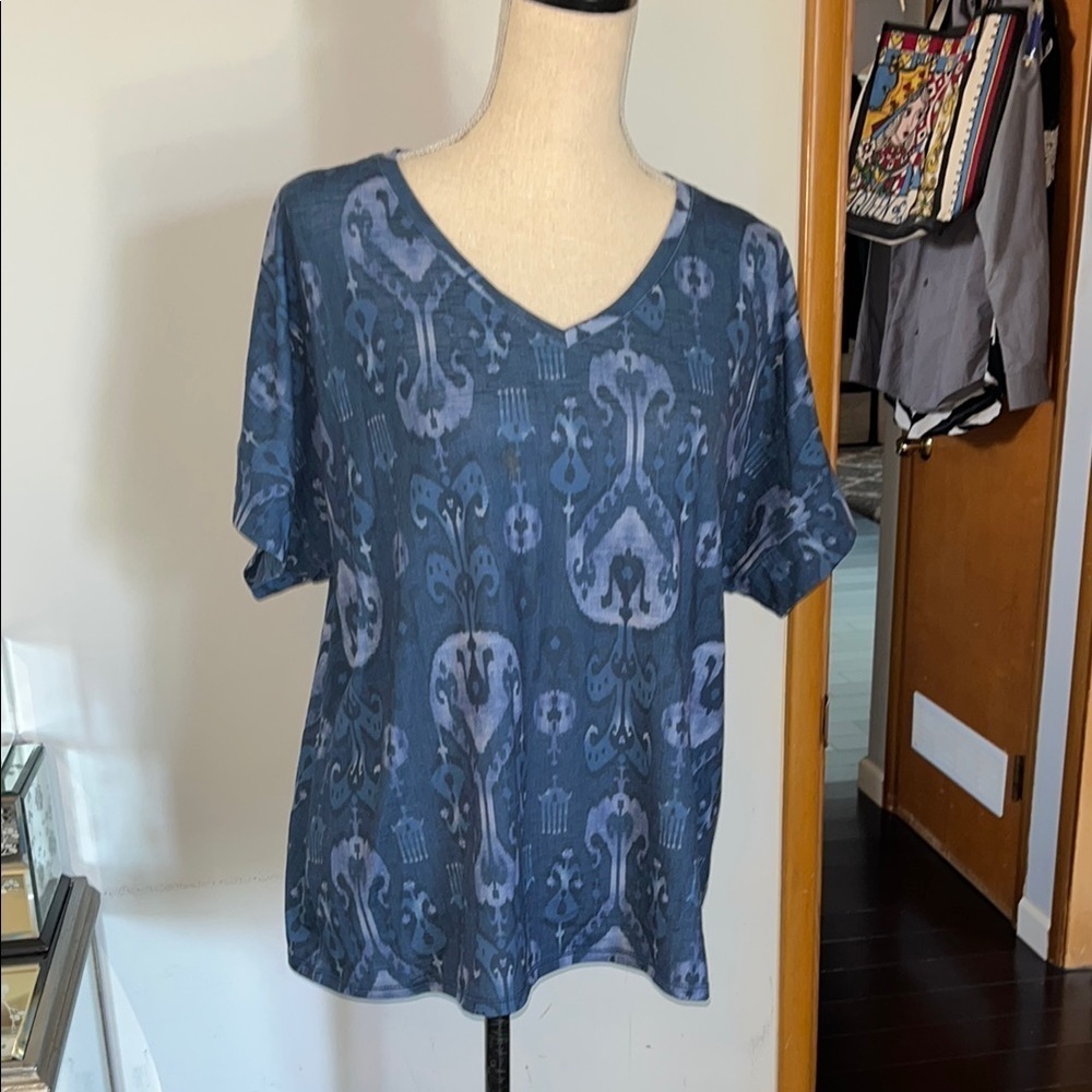 Chicos size 2 or Large Blue Patterned Women's Top.  Excellent condition